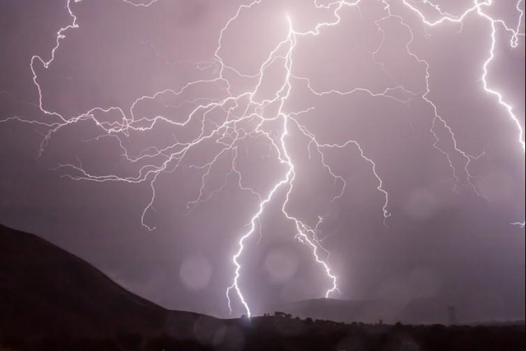 为什么台风天下雨很少有打雷